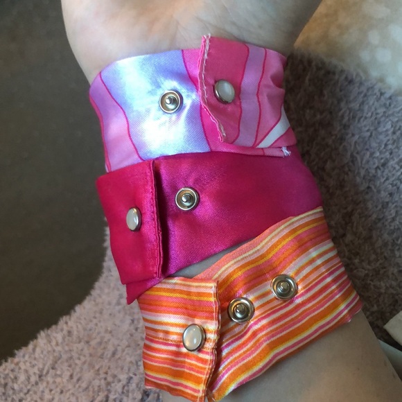 Watch with 6 interchangeable wristbands and set of 5 colorful stud earrings. - Picture 3 of 4